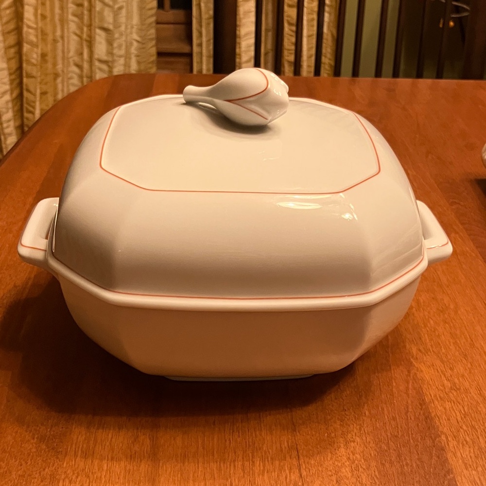 Villeroy & Boch Facette Rouge covered octagonal serving dish tureen w handles